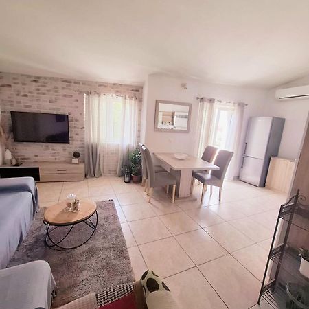 شقة Apartman Simun Primošten المظهر الخارجي الصورة